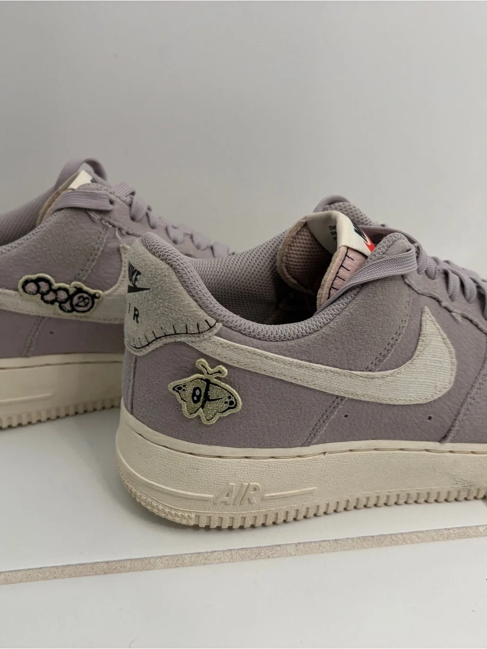 Nike Kids Low-Top Sneakers in Light Gray and Cream